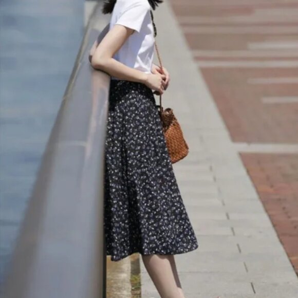 Uniqlo Floral Navy Button Down Skirt - Picture 1 of 7
